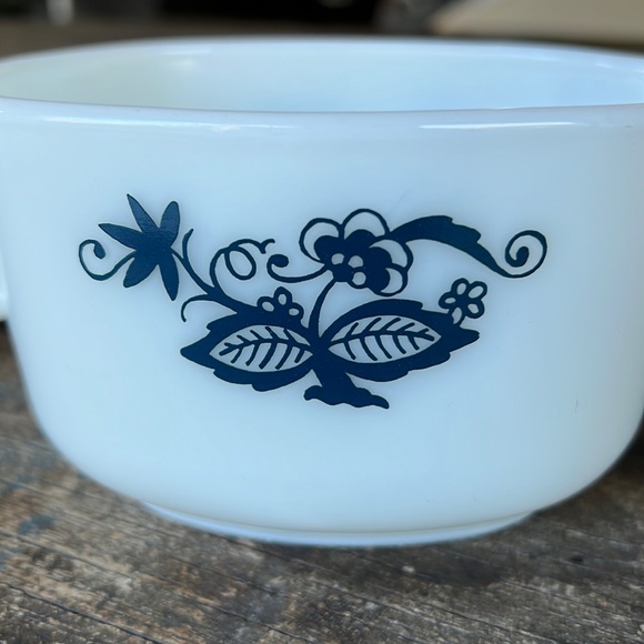 VINTAGE Pyrex milk glass gravy boat - EUC - 1970’s - Picture 4 of 6